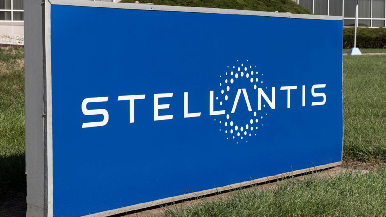 Τεστάρει e-fuels σε 28 κινητήρες η Stellantis 