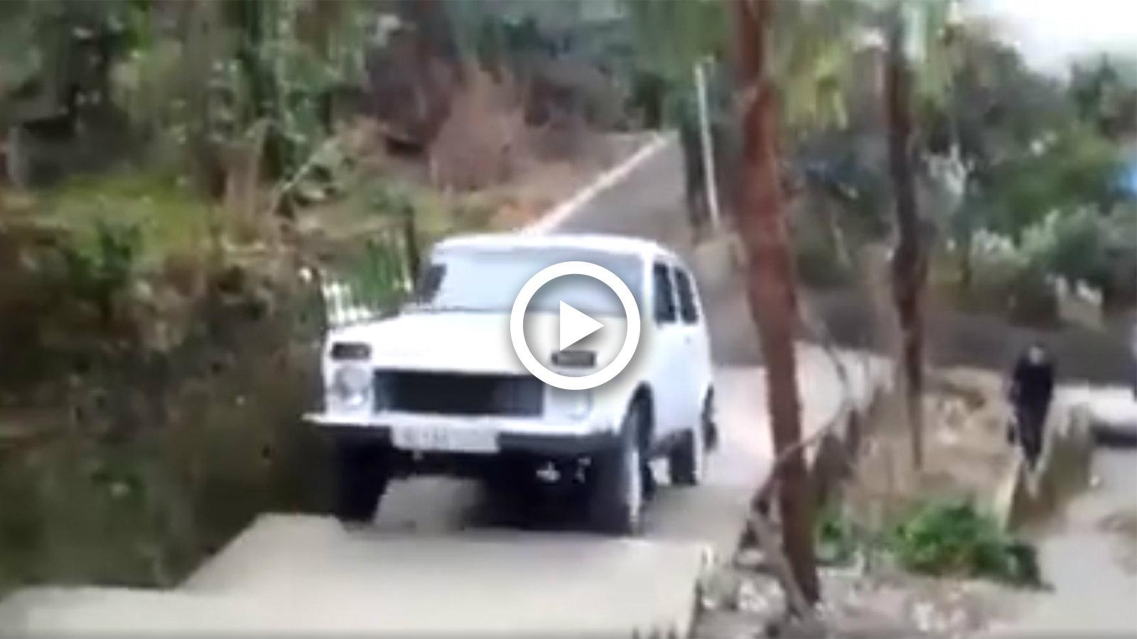 VIDEO: Ούτε οι σκάλες δεν σταματάνε το Lada Niva!
