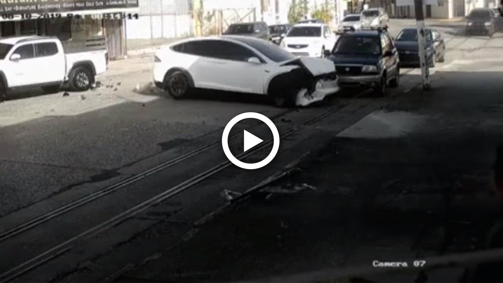 VIDEO: Tesla «σεληνιάζεται» και βγαίνει εκτός ελέγχου! 