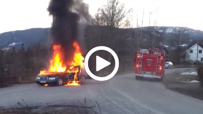 Φλεγόμενη Mercedes κυλάει στην κατηφόρα [video]