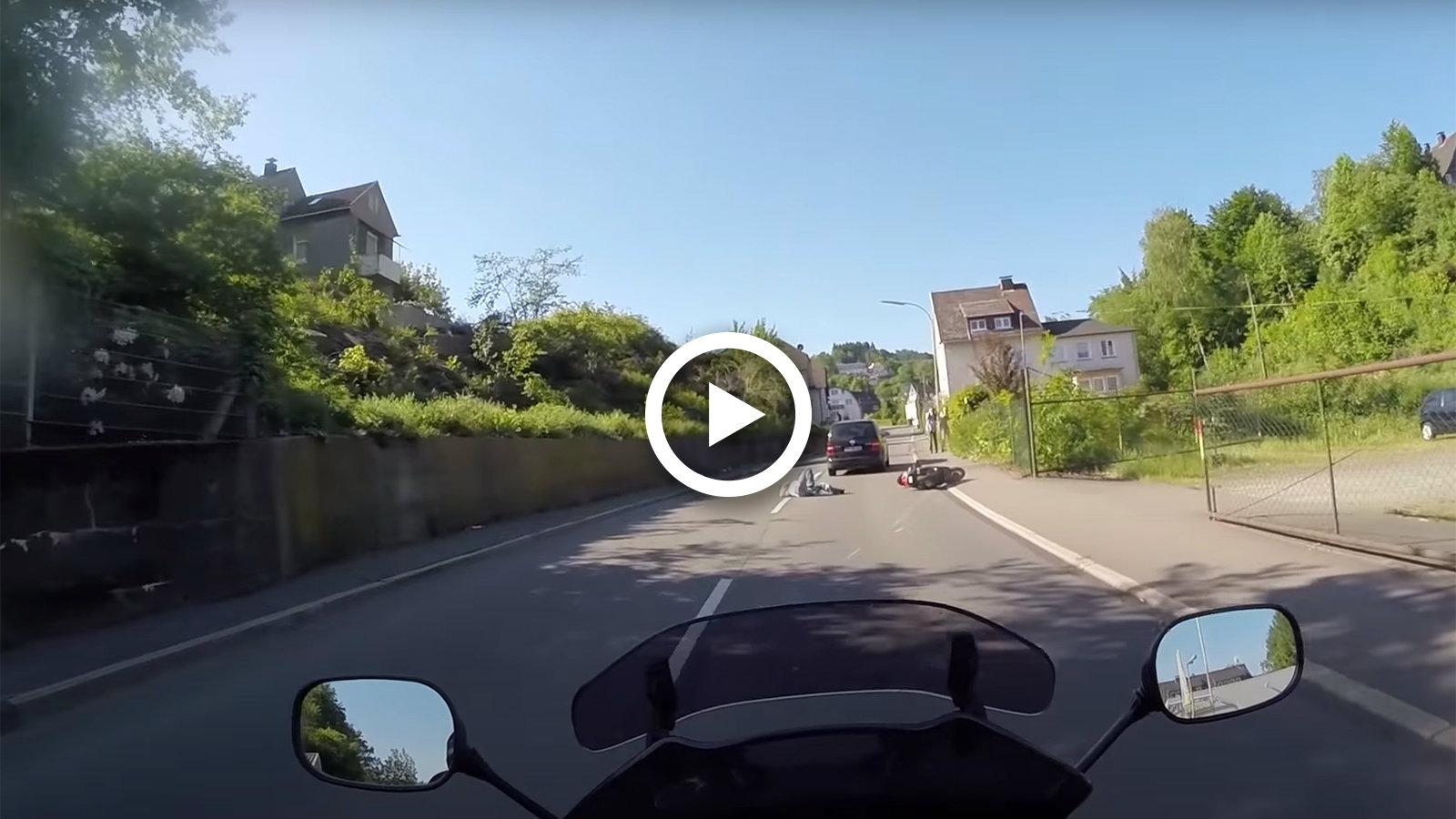 VIDEO: Εγκληματίας οδηγός χτυπά scooter και φεύγει! 