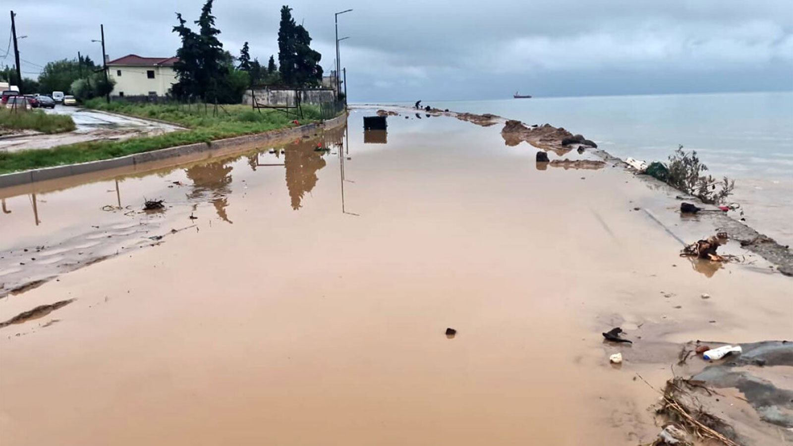 «Elias»: Κόλλησαν στη λάσπη τα Ι.Χ. στο Βόλο