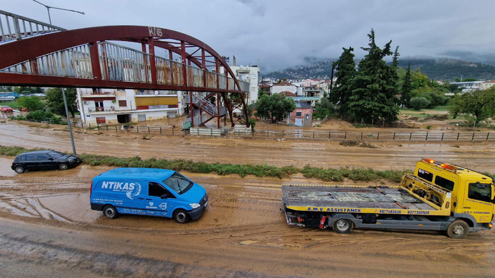 «Elias»: Κόλλησαν στη λάσπη τα Ι.Χ. στο Βόλο