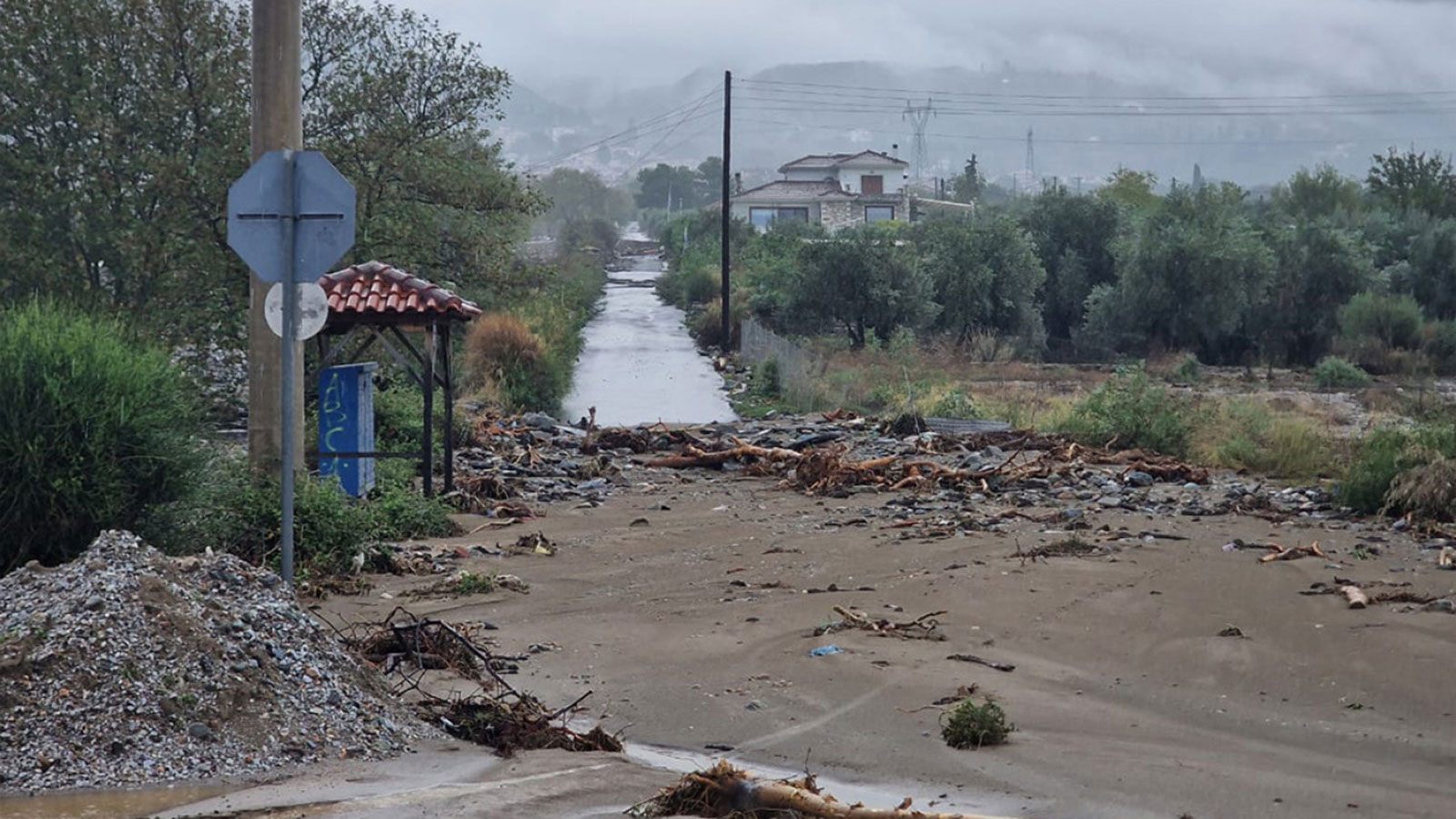 «Elias»: Κόλλησαν στη λάσπη τα Ι.Χ. στο Βόλο