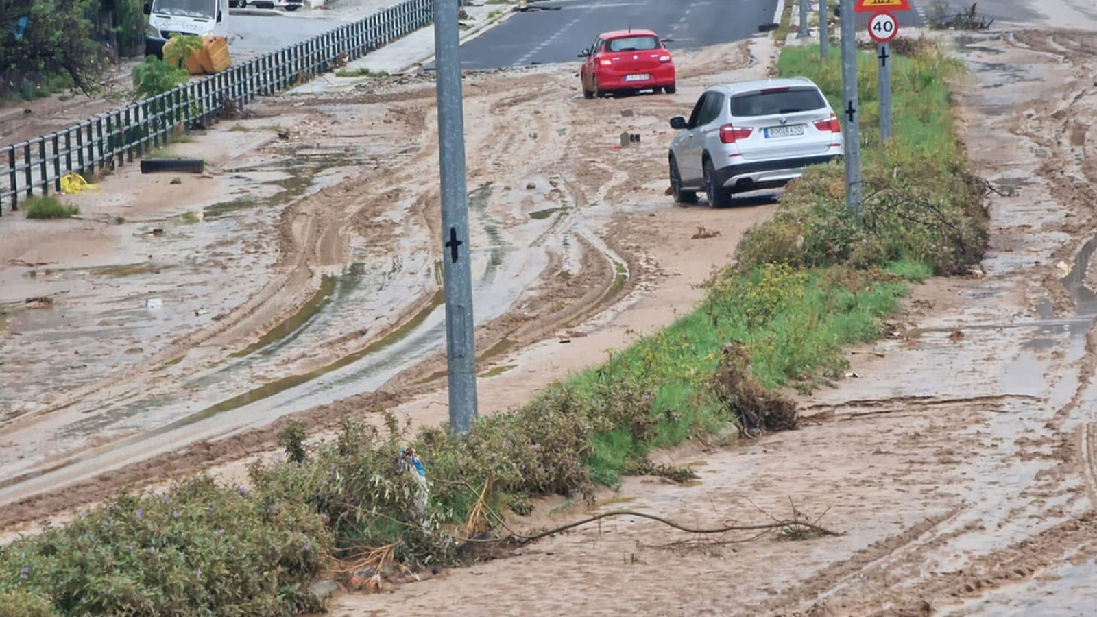 «Elias»: Κόλλησαν στη λάσπη τα Ι.Χ. στο Βόλο