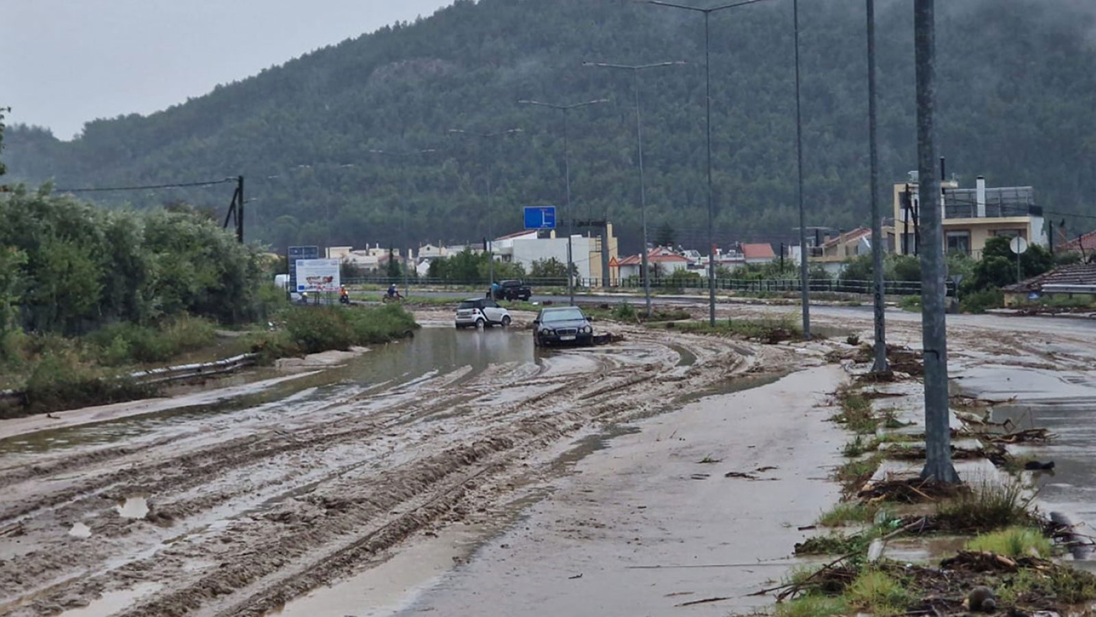 «Elias»: Κόλλησαν στη λάσπη τα Ι.Χ. στο Βόλο