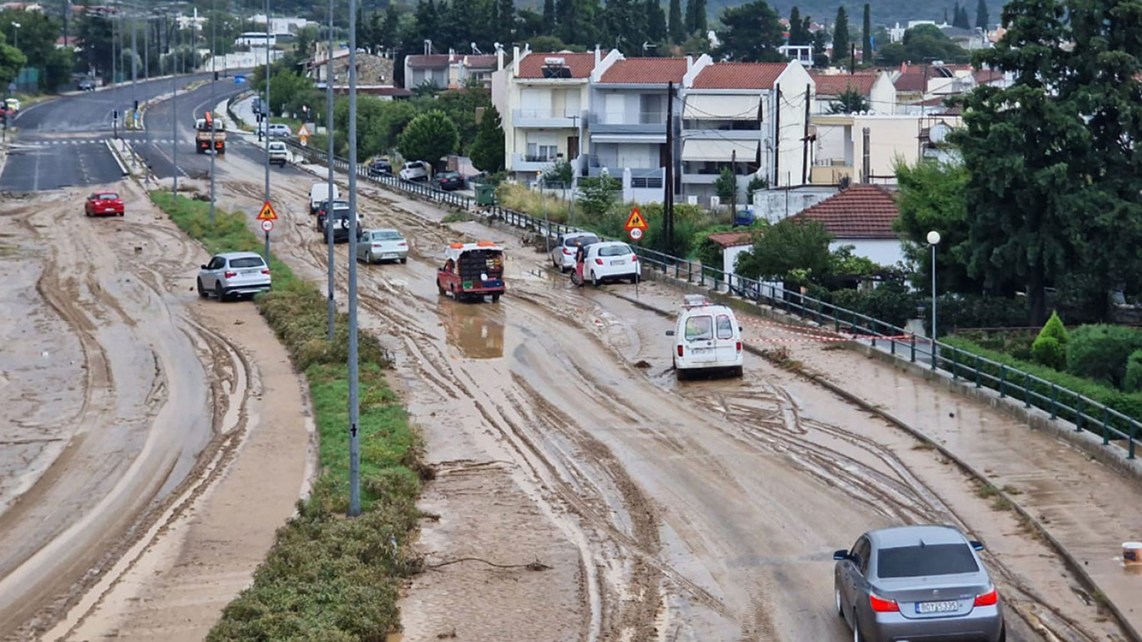 «Elias»: Κόλλησαν στη λάσπη τα Ι.Χ. στο Βόλο