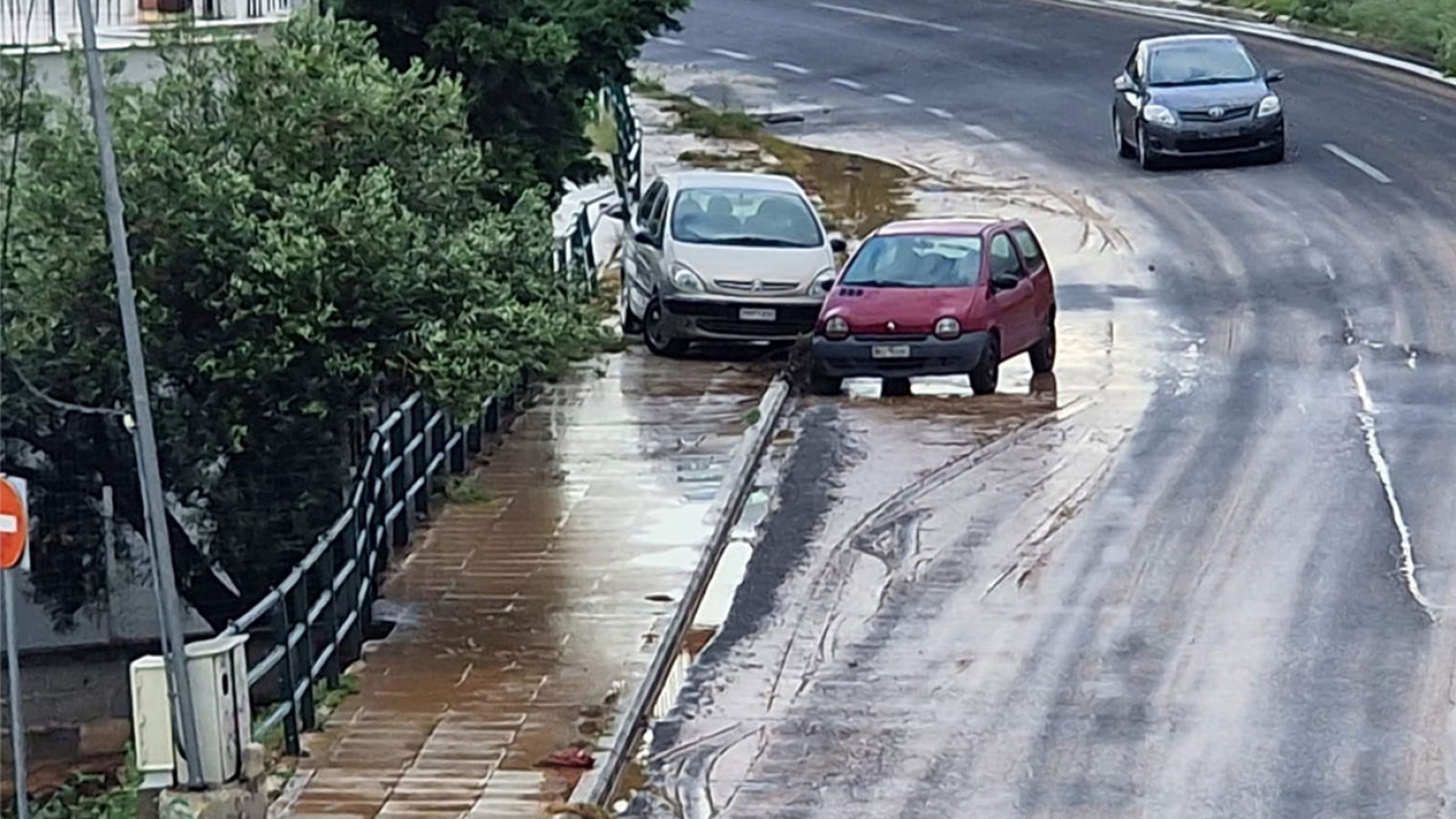 «Elias»: Κόλλησαν στη λάσπη τα Ι.Χ. στο Βόλο