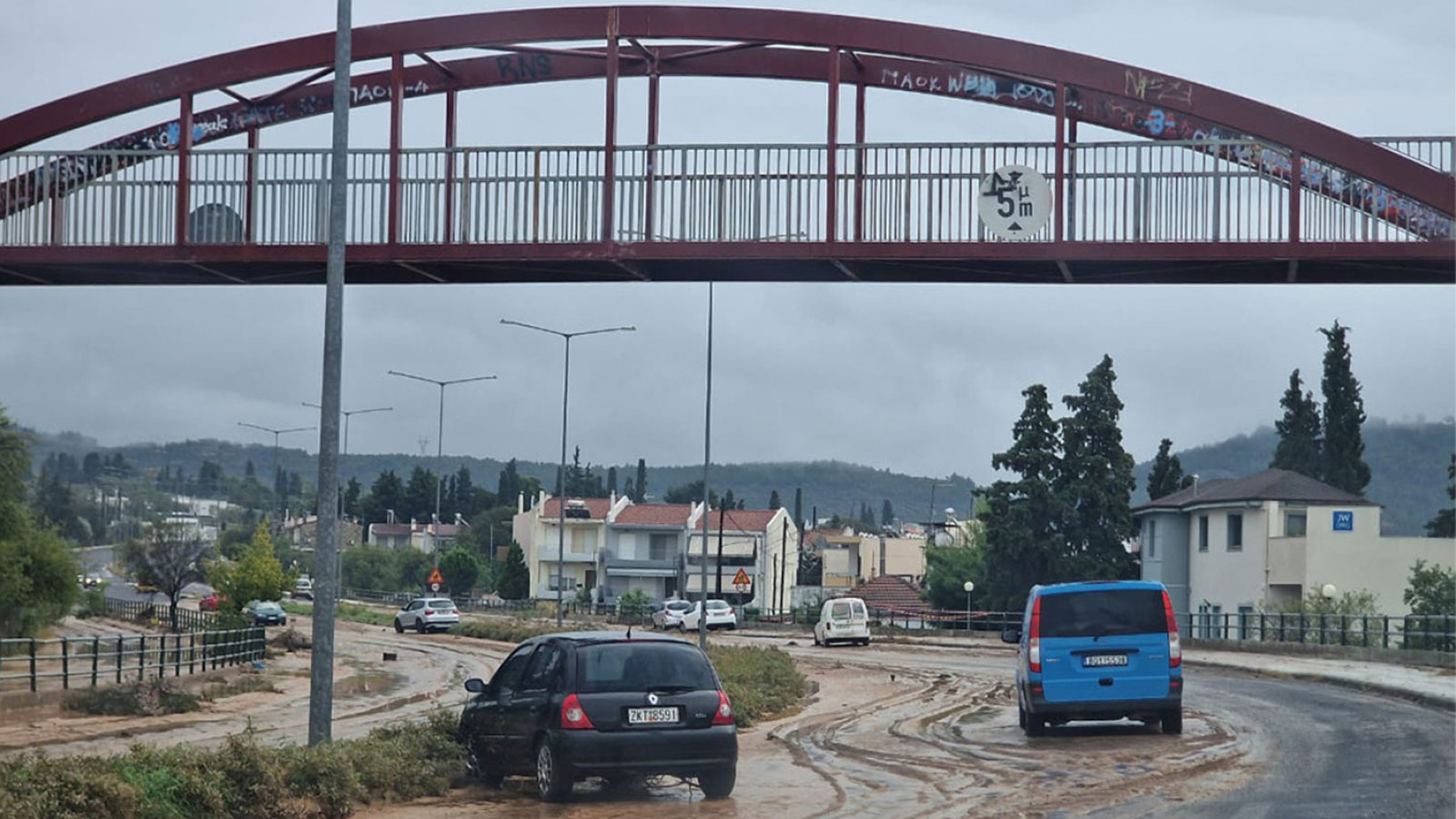 «Elias»: Κόλλησαν στη λάσπη τα Ι.Χ. στο Βόλο