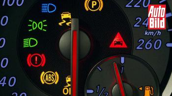 Τι σημαίνουν οι ενδείξεις στον πίνακα οργάνων; Τι σημαίνουν οι ενδείξεις στον πίνακα οργάνων;