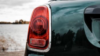 Γιατί έχουμε ένα φως όπισθεν και όχι δύο; Γιατί έχουμε ένα φως όπισθεν και όχι δύο;