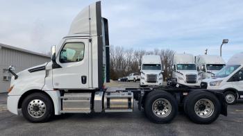 Νταλίκες με 2 πίσω ρόδες και η μία στον... αέρα! Γιατί; Νταλίκες με 2 πίσω ρόδες και η μία στον... αέρα! Γιατί;