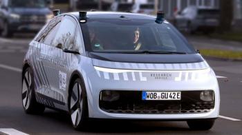 Αυτό το Volkswagen κυκλοφορεί χωρίς πεντάλ και τιμόνι Αυτό το Volkswagen κυκλοφορεί χωρίς πεντάλ και τιμόνι