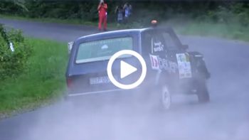 Ένα Lada Niva καίει λάστιχο και προσφέρει θέαμα (βίντεο) Ένα Lada Niva καίει λάστιχο και προσφέρει θέαμα (βίντεο)