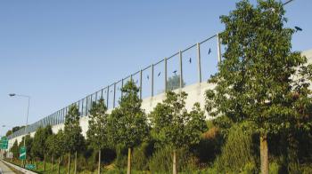 Αττική Οδός: Γιατί σε κάποια σημεία υπάρχουν τζάμια αντί για κάγκελα; Αττική Οδός: Γιατί σε κάποια σημεία υπάρχουν τζάμια αντί για κάγκελα;