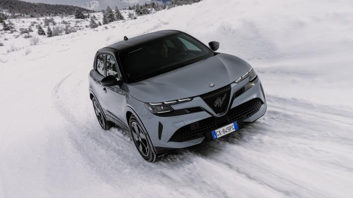 Πώς λειτουργεί η 4κίνηση στην Alfa Romeo Junior Ibrida Q4; Πώς λειτουργεί η 4κίνηση στην Alfa Romeo Junior Ibrida Q4;