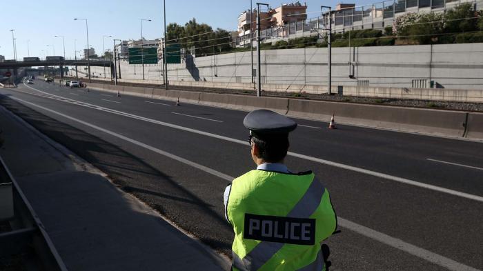 56χρονος έκανε όπισθεν στη ΛΕΑ της Αττικής Οδού για 1,5 χιλιόμετρο 56χρονος έκανε όπισθεν στη ΛΕΑ της Αττικής Οδού για 1,5 χιλιόμετρο