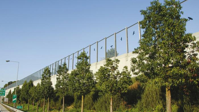 Αττική Οδός: Γιατί σε κάποια σημεία υπάρχουν τζάμια αντί για κάγκελα; Αττική Οδός: Γιατί σε κάποια σημεία υπάρχουν τζάμια αντί για κάγκελα;