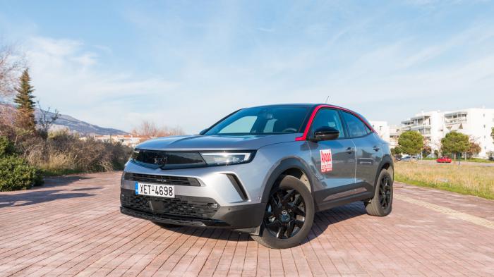 Opel Mokka: «Coupe» εμφάνιση και ακμές, Renault Captur: Πιο «SUV» και καμπύλες