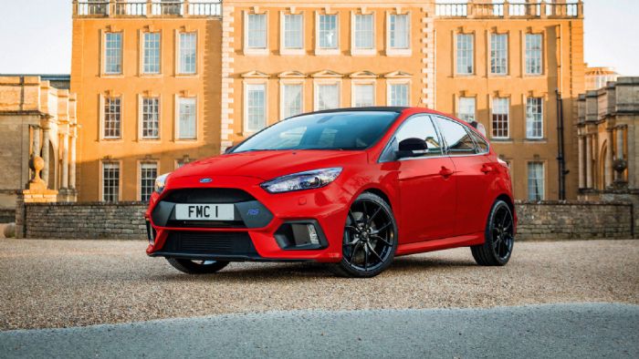 Το Focus RS Red Edition ξεχωρίζει από τη νέα απόχρωση Race Red, ενώ φέρει γκρι δαγκάνες φρένων και μαύρης απόχρωσης τροχούς 19 ιντσών, οροφή, καπάκια καθρεπτών και πίσω αεροτομή.