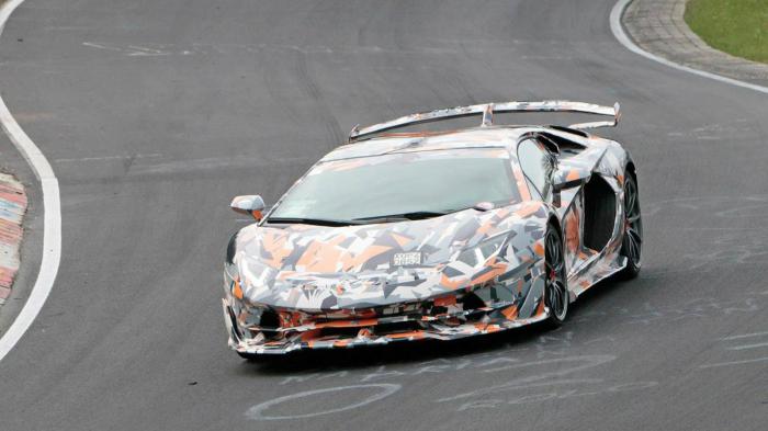 Στην εικόνα βλέπουμε την Lamborghini Aventador Superveloce Jota, όπως την συνέλαβε ο κατασκοπευτικός φακός φωτογράφου.