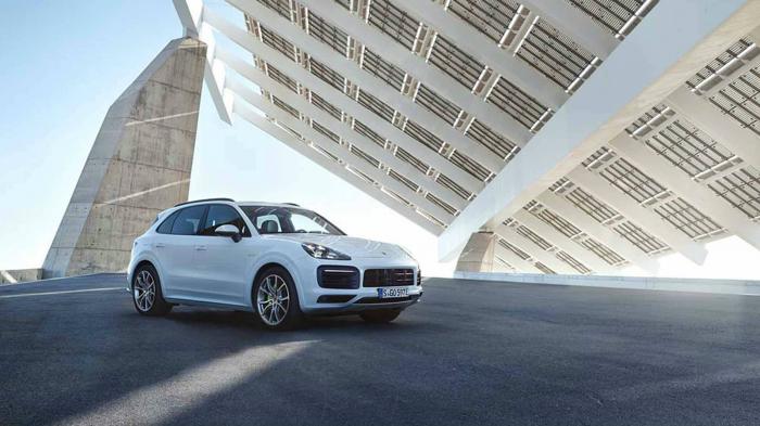 Τη νέα έκδοση της Cayenne, την E-Hybrid παρουσίασε η Porsche.