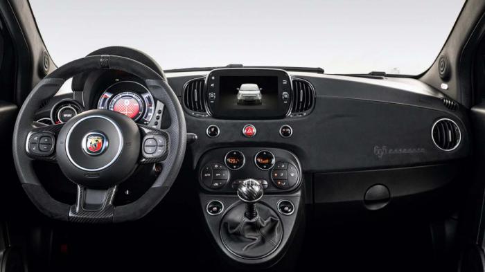 Στο εσωτερικό δεσπόζει το σύστημα infotainment Uconnect της Fiat, με οθόνη αφής 7 ιντσών που υποστηρίζει sat-nav, Apple CarPlay, Android Auto και ψηφιακό ραδιόφωνο DAB.