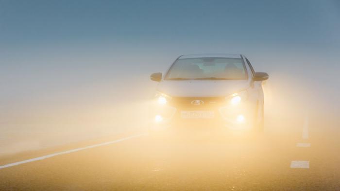 Όταν έχει ομίχλη, οι σχετικοί προβολείς βοηθούν να βλέπεις αλλά και να σε βλέπουν καλύτερα οι υπόλοιποι οδηγοί.