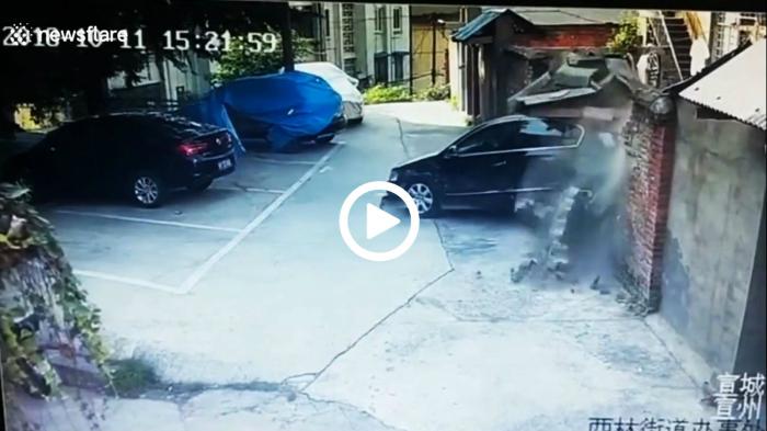 VIDEO: 4 νοκ άουτ για ένα παρκάρισμα!