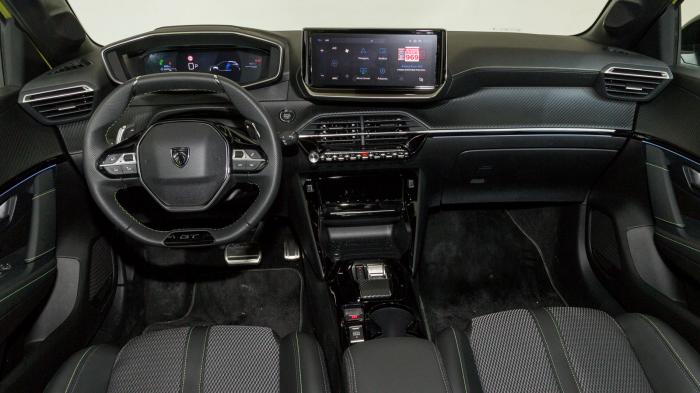 Peugeot 208 VS Volkswagen Polo. Ποιο ξεχωρίζει σε εξοπλισμό ασφαλείας και άνεσης.
