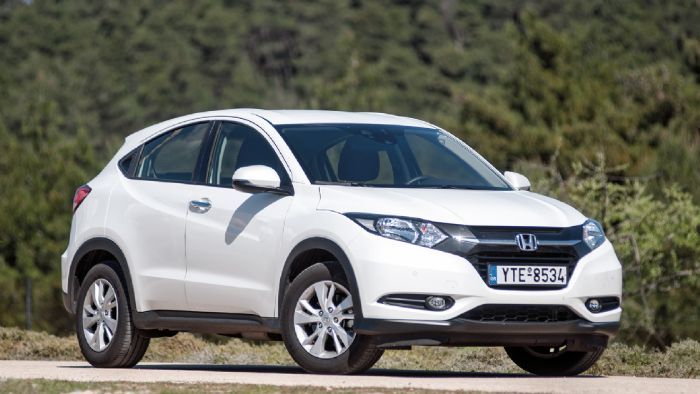 Νέα εμφάνιση για το Honda HR-V το οποίο έχει υιοθετήσει λίγο από τη μάσκα του Civic εμπρός.