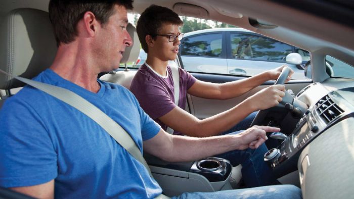 Ένας έμπειρος και υπομονετικός συνοδηγός μπορεί να βοηθήσει ένα νέο οδηγό να απαλλαγεί από το άγχος του.