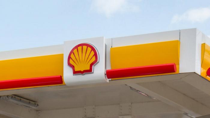 Η Shell κλείνει πρατήρια για να επενδύσει σε σταθμούς φόρτισης