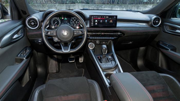 Alfa Romeo Tonale. Πόσο καλό είναι σε εξοπλισμό άνεσης και ασφάλειας.