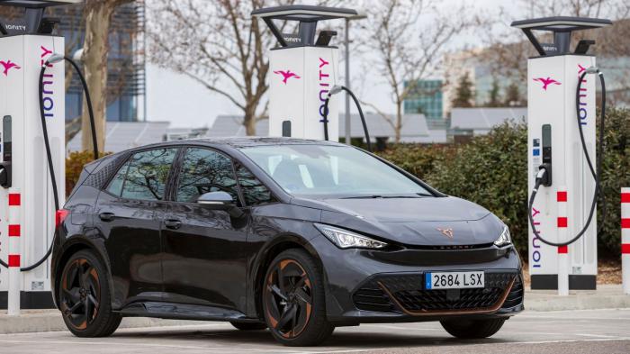 CUPRA Born: Πιο εύκολη φόρτιση χάρη στο Plug & Charge