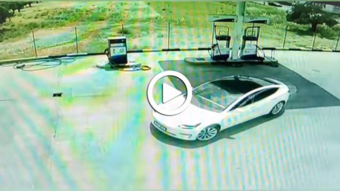 Έλληνας με Tesla κάνει πάντες μέσα σε βενζινάδικο [video]