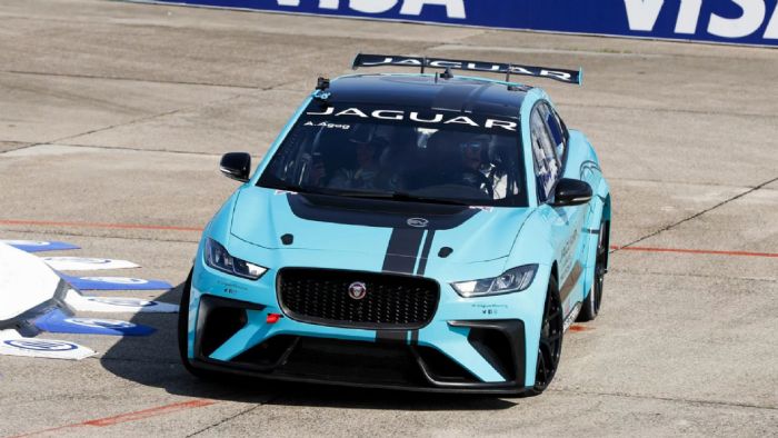 Το ντεμπούτο της στην πίστα έκανε η Jaguar I-Pace eTrophy.