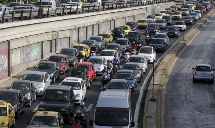 Απίστευτη ταλαιπωρία: Κλειστός ο Κηφισός στην άνοδο από φωτιά σε ΙΧ