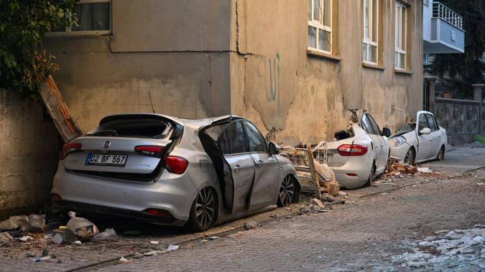 Κτίριο σηκώθηκε στον αέρα και προσγειώθηκε πάνω σε αυτοκίνητα