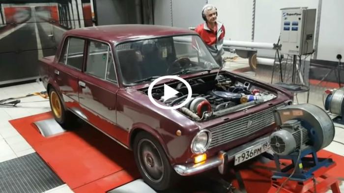 Lada 2101 καρπαζώνει με μανία ένα Nissan GTR [video]