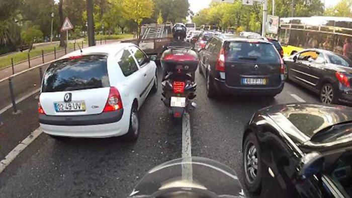 Αν οι 500.000 μοτοσικλέτες κυκλοφορούν σαν αυτοκίνητα σε στοίχους, αυτό θα είχε σαν αποτέλεσμα νέες ουρές μποτιλιαρίσματος 2.000 χιλιομέτρων, και 62.500 νέους κύκλους αναμονής στα φανάρια Αν οι 500.000 μοτοσικλέτες κυκλοφορούν σαν αυτοκίνητα σε στοίχους, αυτό θα είχε σαν αποτέλεσμα νέες ουρές μποτιλιαρίσματος 2.000 χιλιομέτρων, και 62.500 νέους κύκλους αναμονής στα φανάρια
