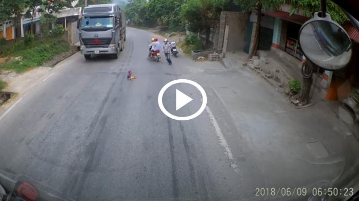 Μωρό μερικών μηνών ανάμεσα από δύο φορτηγά [video]