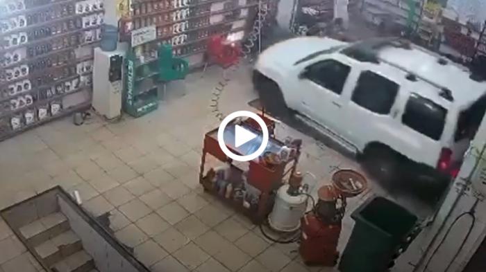 Οδηγός κάρφωσε μηχανικό στον τοίχο [video]