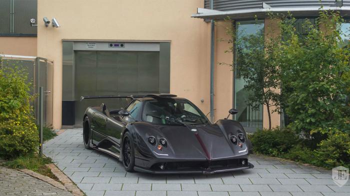 Μία σπάνια Pagani Zonda 760 έχει βάλει πωλητήριο και περιμένει τον επόμενο ιδιοκτήτη της.