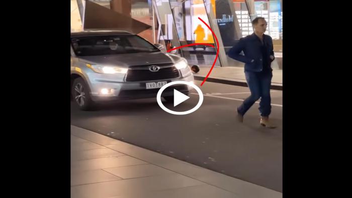 Πεζός μπλοκάρει τον δρόμο σε οδηγό αυτοκινήτου [video]