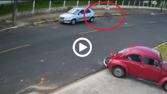 Ποδηλάτης τρακάρει παρκαρισμένο και την κοπανάει [video]