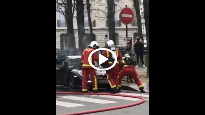 Πυροσβέστες γιαλατζί ψάχνουν τον κινητήρα αυτοκινήτου [video]