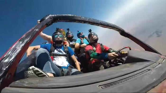 Skydiving με αυτοκίνητο ρε «Σατανάδες»? [video]