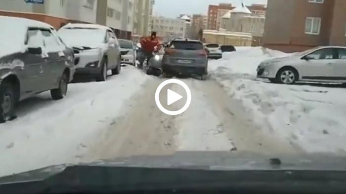 Βγήκε με Snowmobile στα χιόνια, τράκαρε και την κοπάνησε! [video]