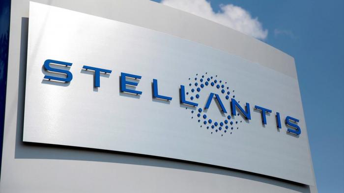 Stellantis: Κατάρρευση της αγοράς αν δεν φθηνύνουν τα ηλεκτρικά 